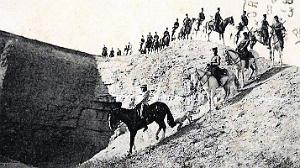 2506- Algerie - Chasseurs d'Afrique - Descente d'une Crete2 - 1917
